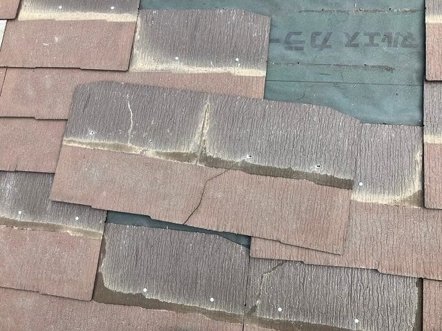 割れたスレート板と周りを取り外し